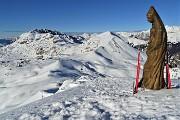 01 Alla Madonnina del Sodadura (2011 m), emergente dalla neve con vista sui Piani d'Artavaggio e verso Zuccone Campelli e Cima di Piazzo